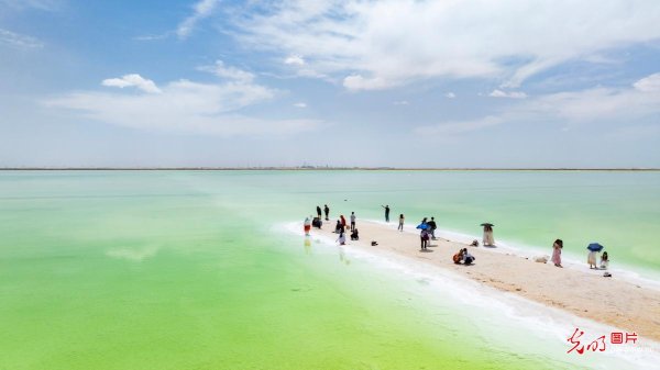 兴业配资 察尔汗盐湖盛夏引客来