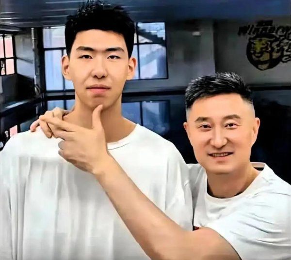 美港通证券 曝徐昕下家基本确定，经纪人董昊在球迷群暗示：或会加盟青岛男篮